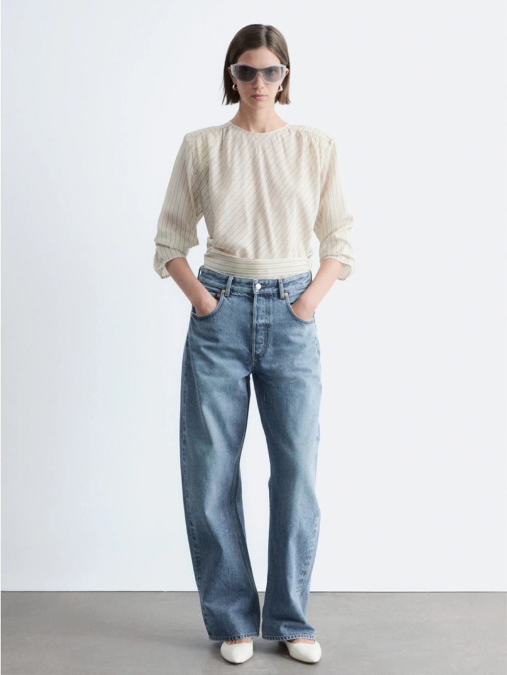 AE77 Barrel High Rise Jeans. Size 4